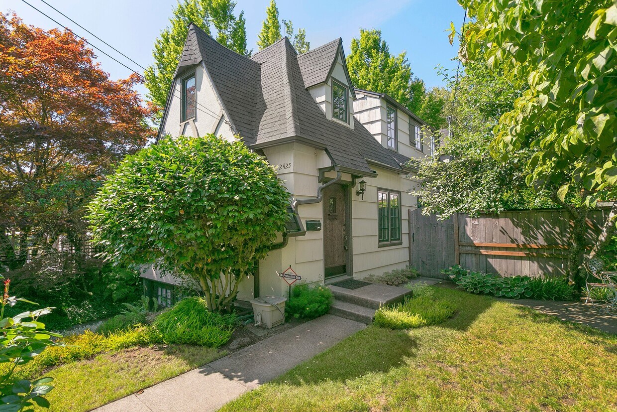 Foto principal - 2425 NE Fremont St