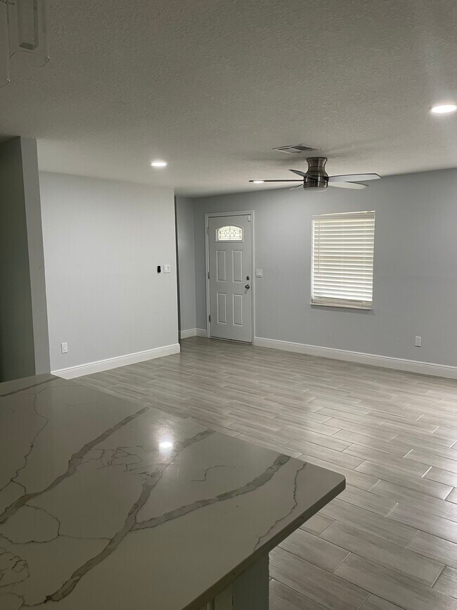 Building Photo - 852 Darwin Dr