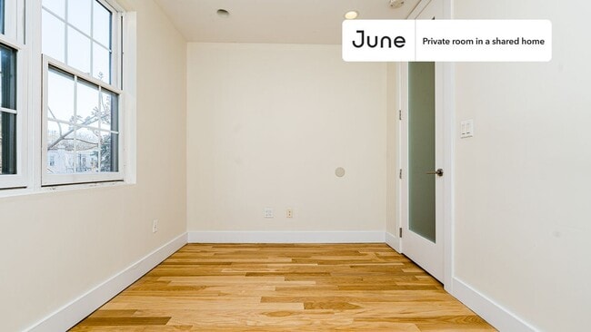 Building Photo - Room in Shared 4 bed/1 bath home