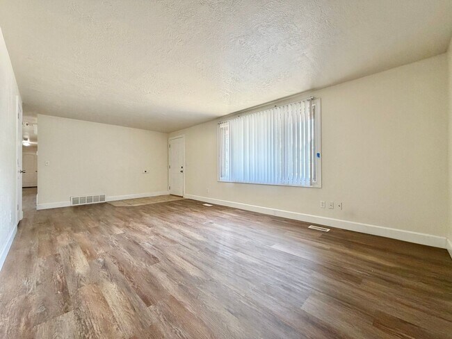 Foto del edificio - 250 N 360 W