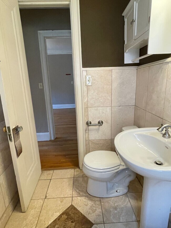 Building Photo - South Minneapolis Condo, Hardwood Floors, ...