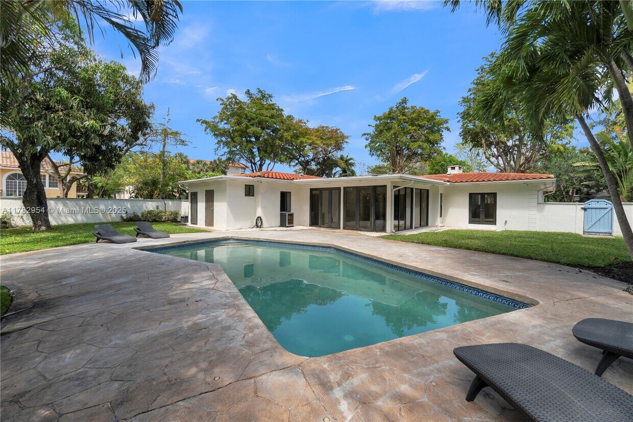 Foto principal - 549 NE 12th Ave