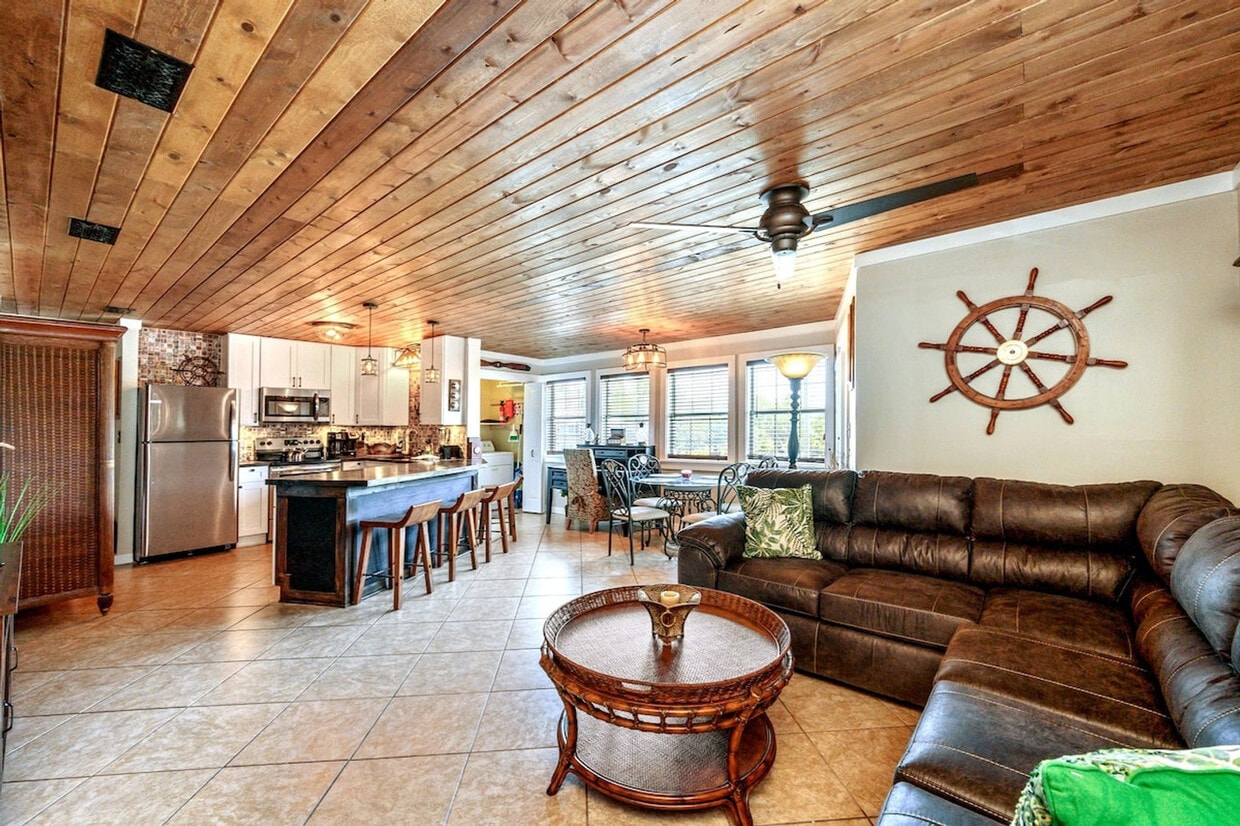 Primary Photo - 4000 Gulf Terrace Dr
