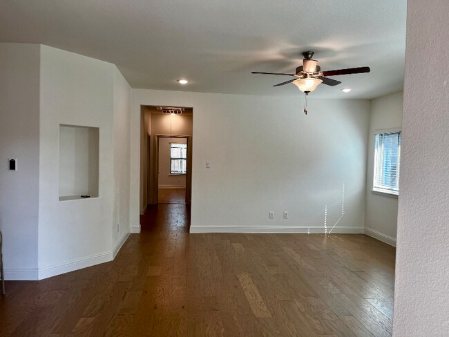 Building Photo - 593 Concho St