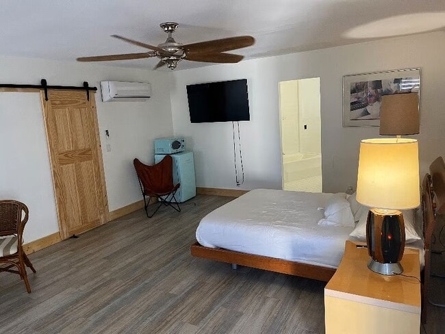 Foto del edificio - 5704 Melaleuca Dr