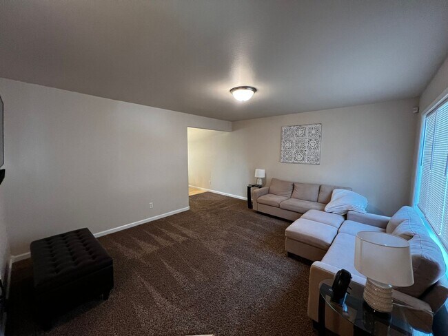 Foto del edificio - FURNISHED 3 bed home!