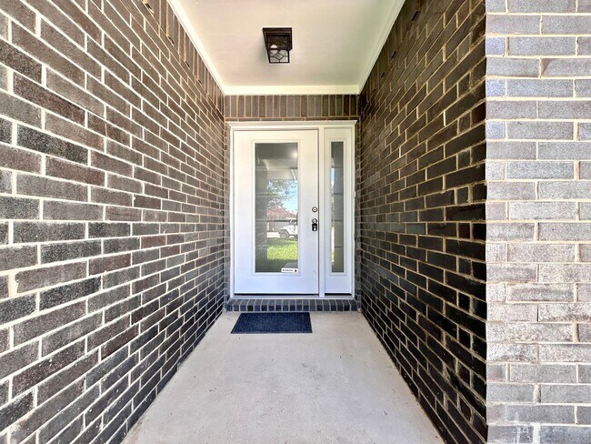 Building Photo - Inviting 3/BR 2/BA Home with Spacious Layo...