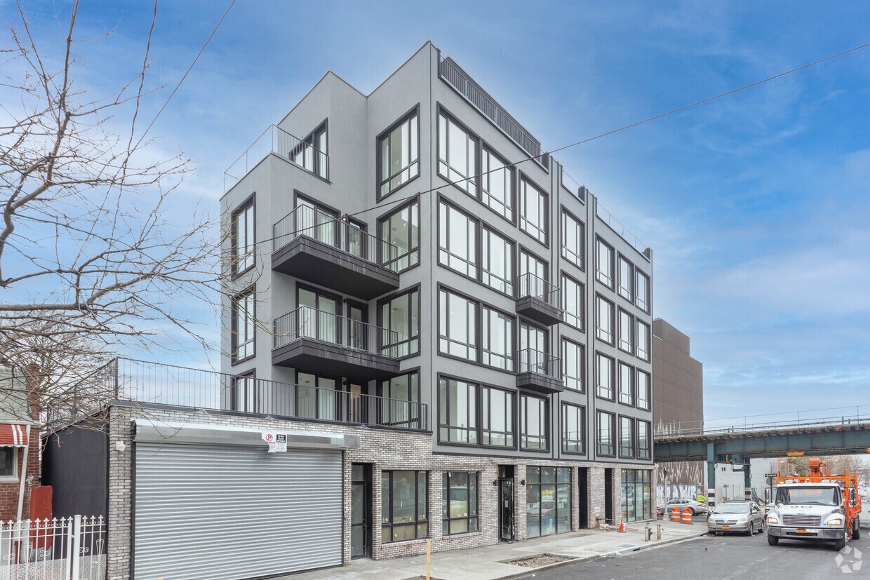 Foto principal - 2741 Fulton St