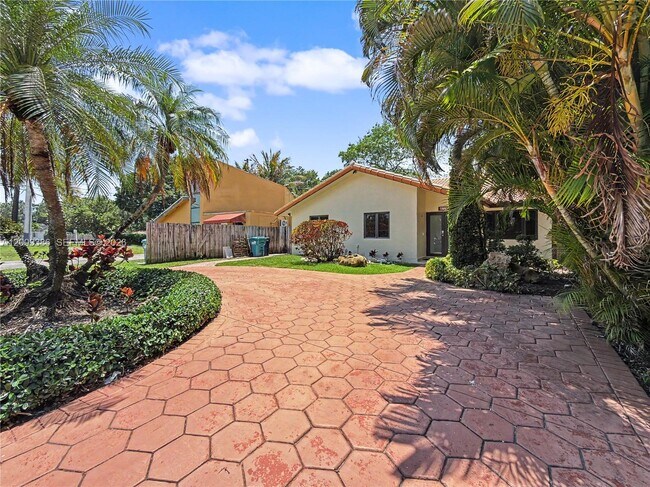 Foto del edificio - 6714 N Waterway Dr