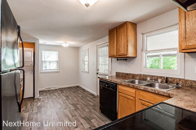 Building Photo - 3 br, 1 bath House - 823 W. 11th