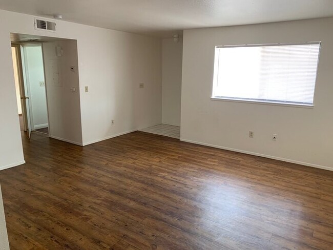 Building Photo - Modesto 2 Bedroom 1 Bath Duplex