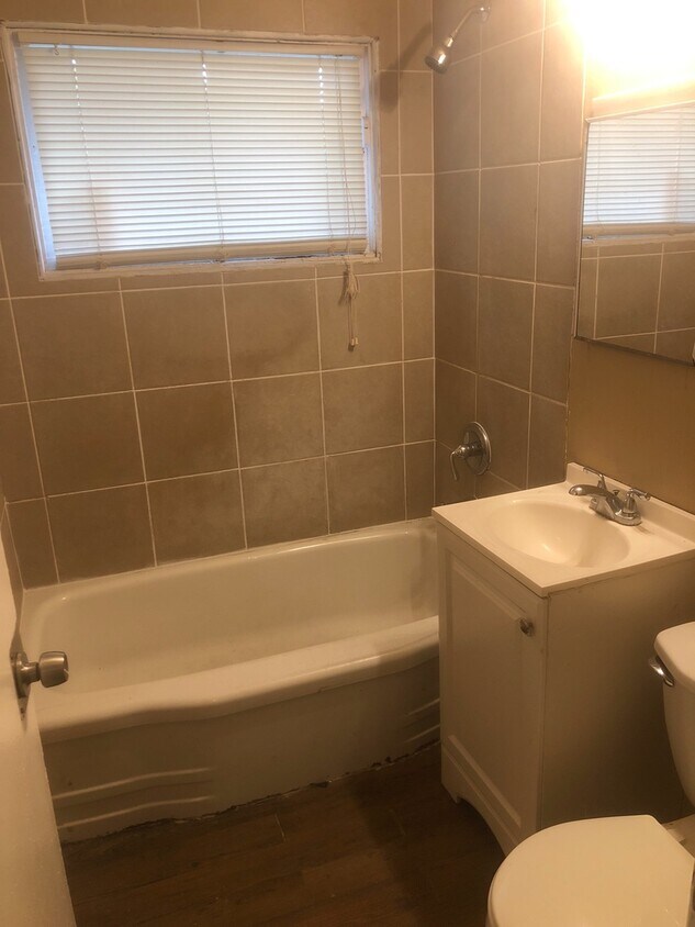 Building Photo - Three Bedroom Home Section 8 Accepted