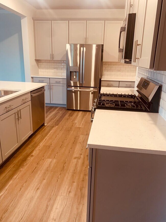 Foto del edificio - BRAND NEW TOWNHOME! 2 CAR GARAGE. SCREENED IN PORCH. MODERN KITCHEN. OPEN CONCEPT LIVING. BONUS ROOM