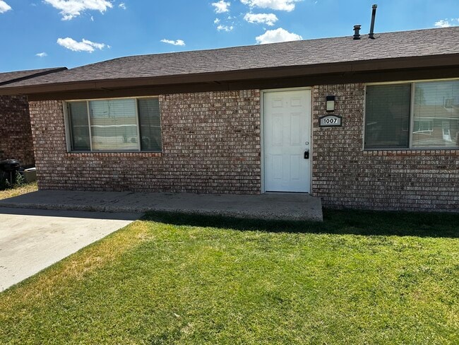 Building Photo - 1007 W Avenue Q