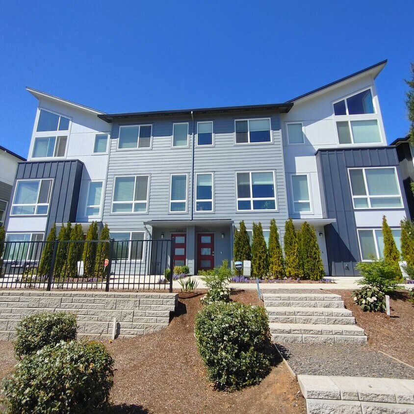 Primary Photo - Stunning Newer Construction Home With 2 Ma...
