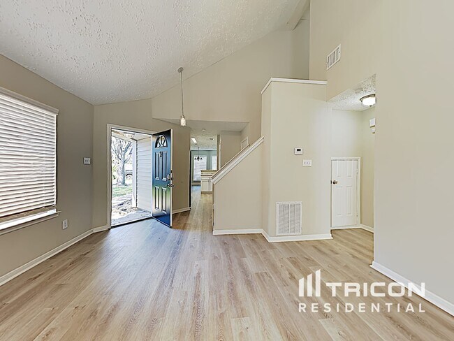 Building Photo - 2013 Greenwood Dr