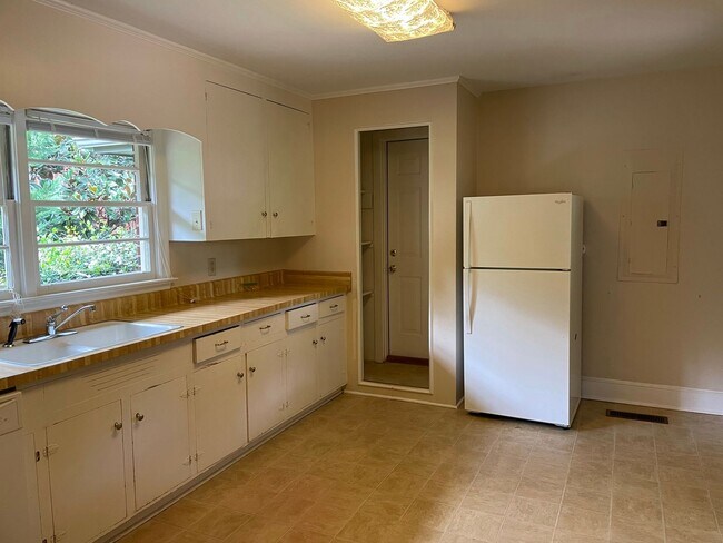 Building Photo - Five-Points Charmer