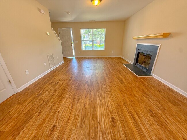 Foto del edificio - 3 Bedroom 2.5 Bath Single Family Home with Fenced Backyard!