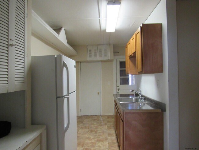 Building Photo - 42 Saratoga Ave