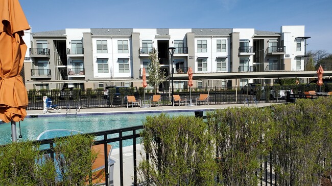 Foto del edificio - 3260 Five Points Dr
