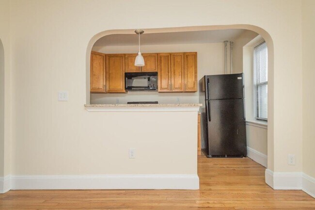Foto del edificio - No Brokers Fee, One Months Rent-Free, Heat, Hot Water Included, Elevator in the Boulding, Fitness...