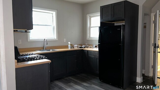 Foto del edificio - 222 Hallock Ave