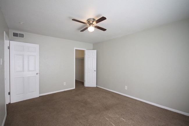 Building Photo - Dover Place Apartments - All Bills Paid