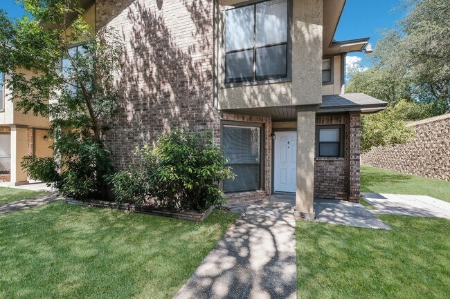 Foto del edificio - Renovated Condo with Great Location