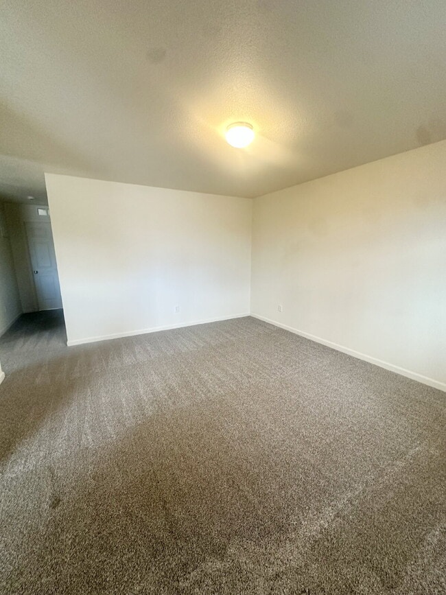 Building Photo - Charming 2-Bedroom Apartment