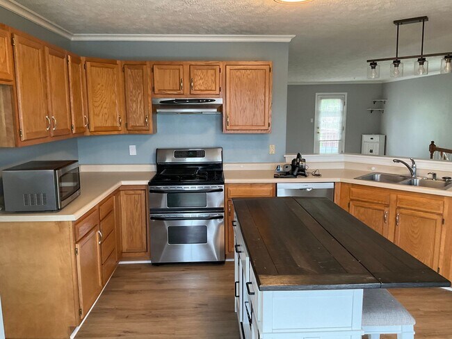 Foto del edificio - Large 3 Bedroom 2.5 bath townhome with additional finished room.