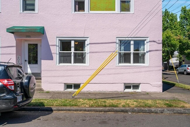 Building Photo - Charming close-in Foster-Powell studio in four-plex—Updated kitchen & bath, shared laundry, share...