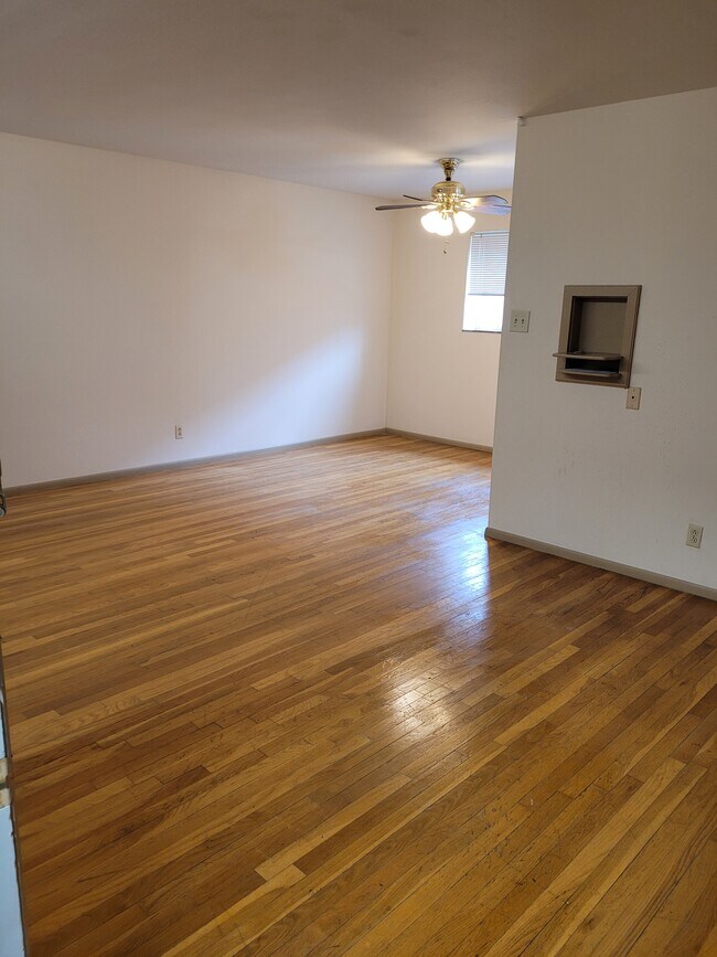 Foto del edificio - 3516 Russell Blvd