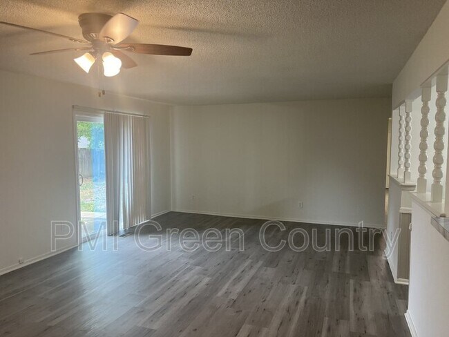 Foto del edificio - 504 W Twin Oaks St