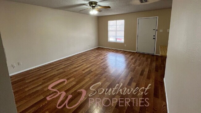 Building Photo - Move in Ready 2 bedroom 1 bath apartment -- Walk to Campus!