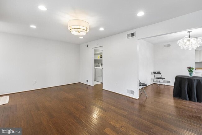 Foto del edificio - 106 Bernard Ct