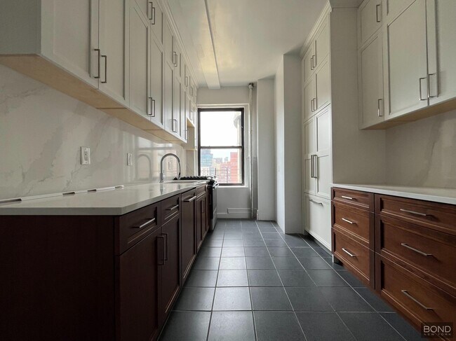 Building Photo - 220 W 98th St