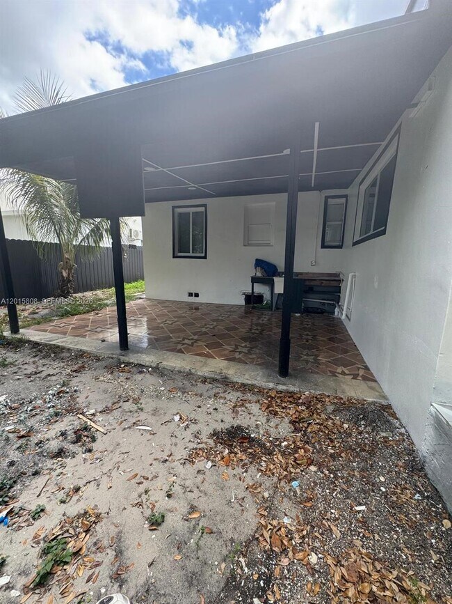 Foto del edificio - 833 NW 75th St
