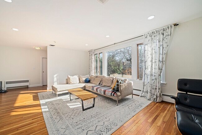 Foto del edificio - 66 Roosevelt Rd