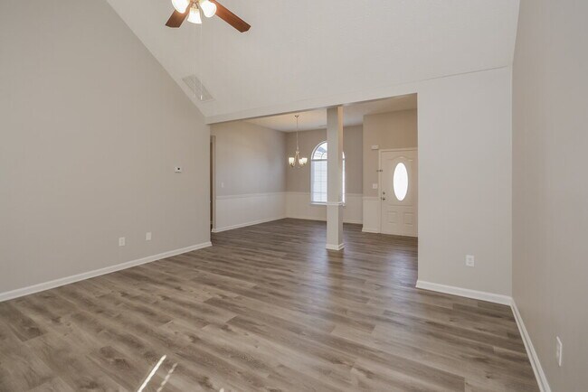 Foto del edificio - 180 Creekview Blvd