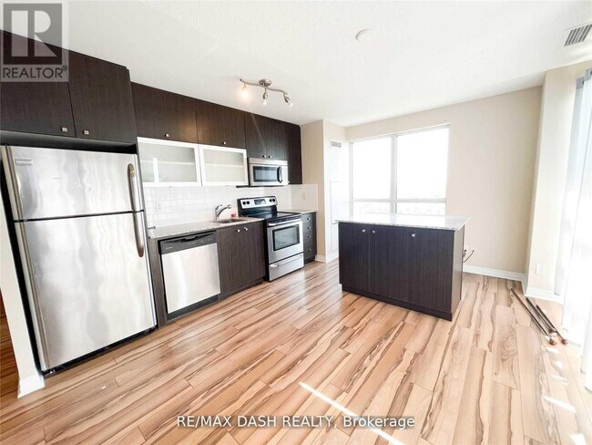 Photo du bâtiment - 2015-2015 Sheppard Ave E