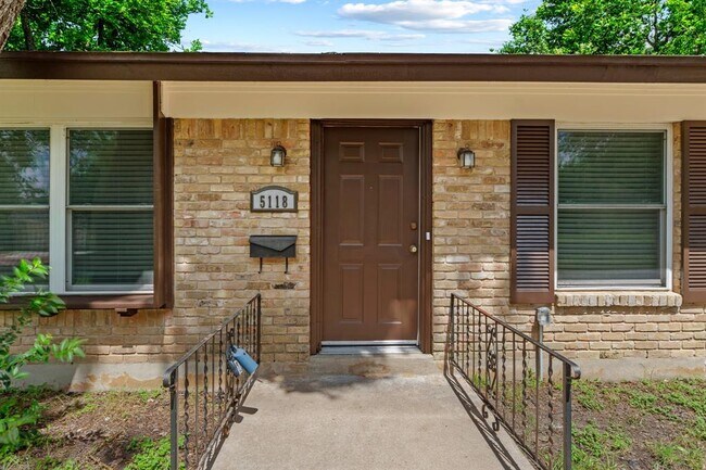Foto del edificio - 5118 Waterbrook Dr