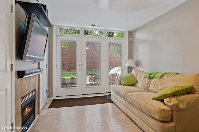 Foto del edificio - 2 br, 2.5 bath  - 855 W Erie St Apt 119