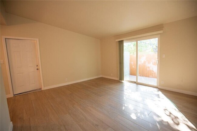 Building Photo - 102 E Lola Dr