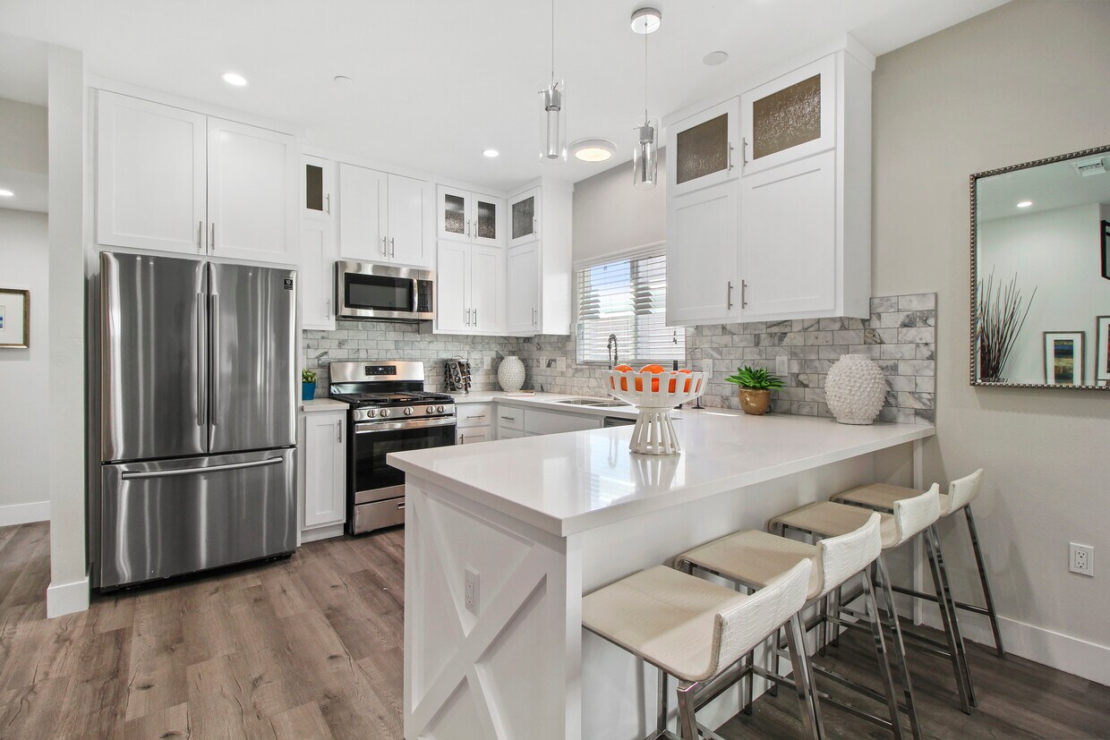 Foto principal - 6841 Radford Ave