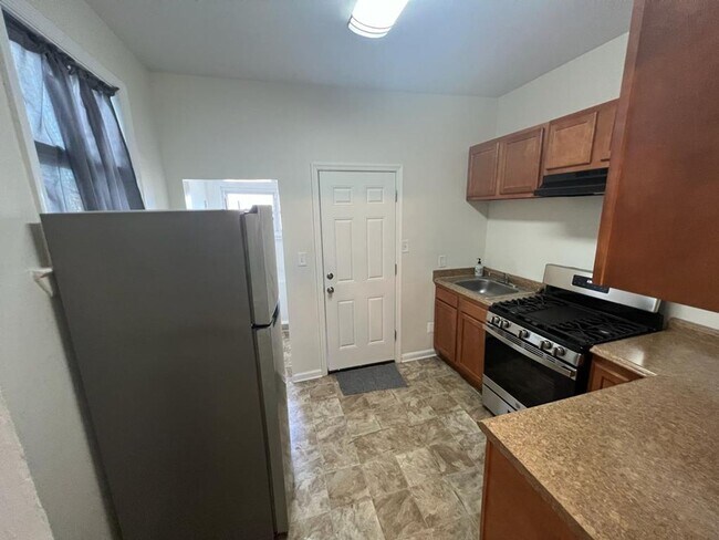 Foto del edificio - Big 2 bedroom home, fully rehabbed with laundry in home