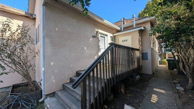 Building Photo - 605 Seabright Ave