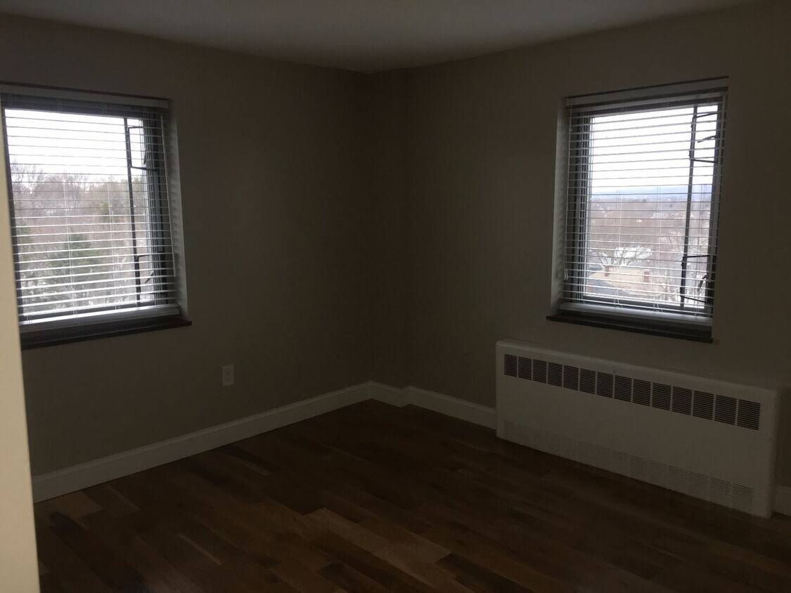 Foto del edificio - NO BROKER FEE!!!!   RENOVATED BELMONT 1 BE...
