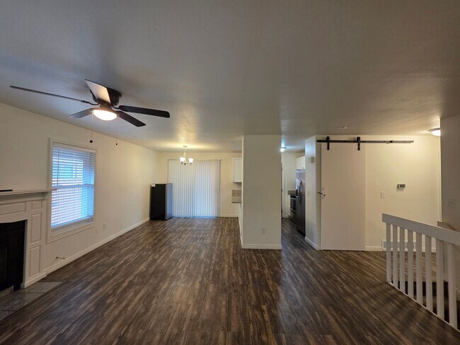 Building Photo - Massive 5 Bedroom Townhouse in Aurora