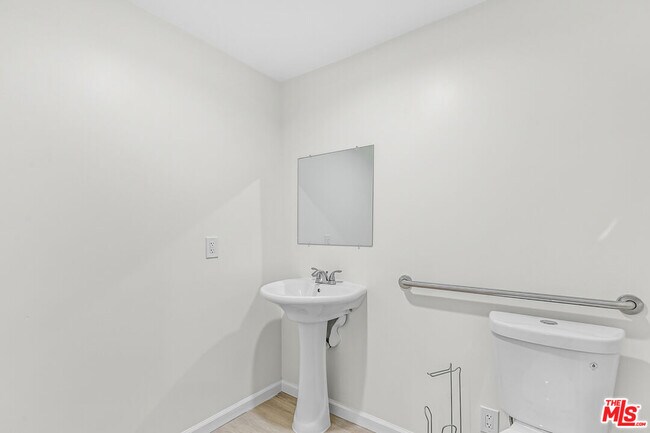Foto del edificio - 1409 N Hobart Blvd