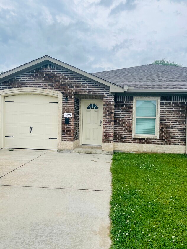 129 Gage Ave, Nederland, TX 77627 Townhome Rentals in Nederland TX